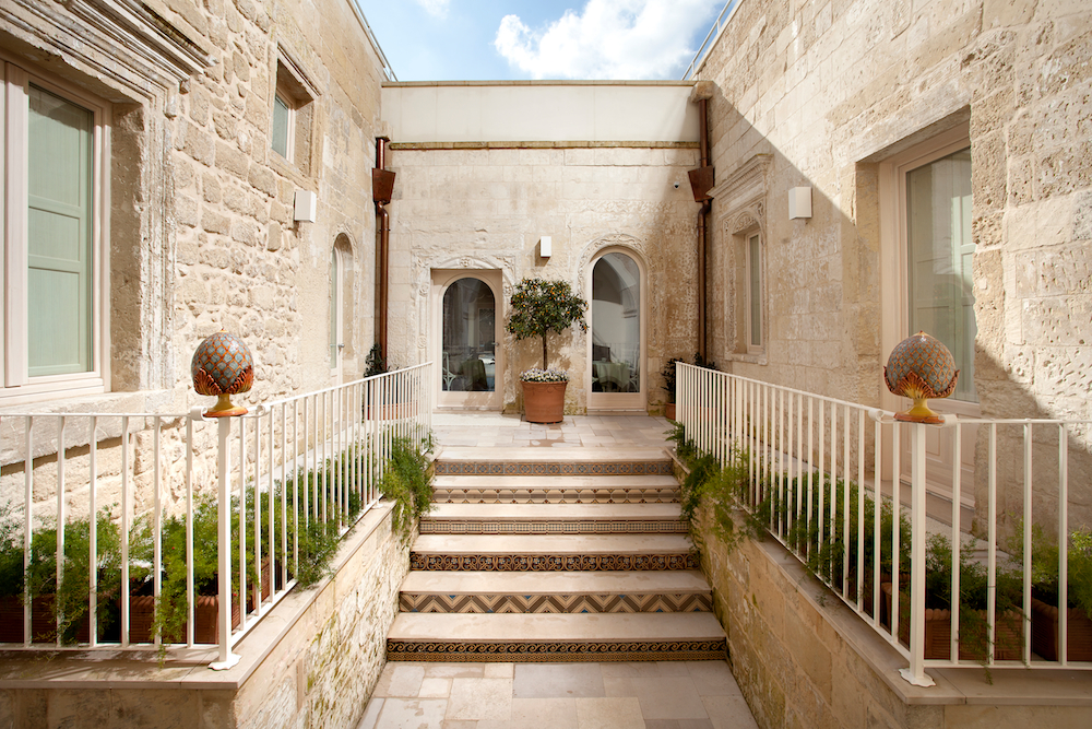 scorcio di un cortile interno realizzato con pietra leccese in salento